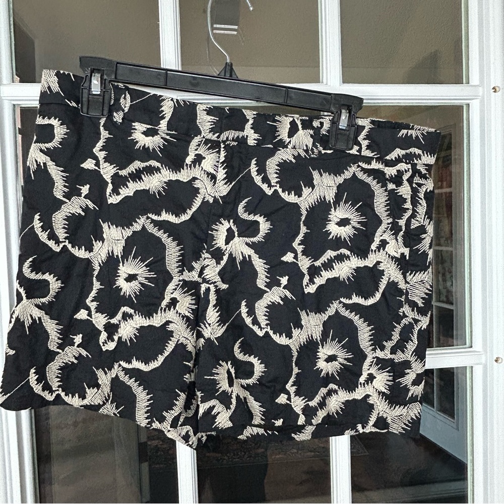 Banana‎ Republic Black and Cream Floral Embroidered Shorts, Size 8